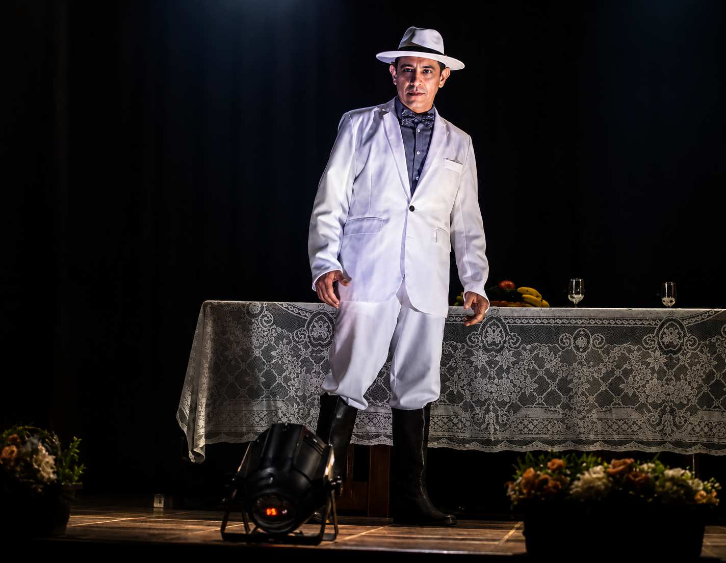 Ator em figurino branco durante espetáculo