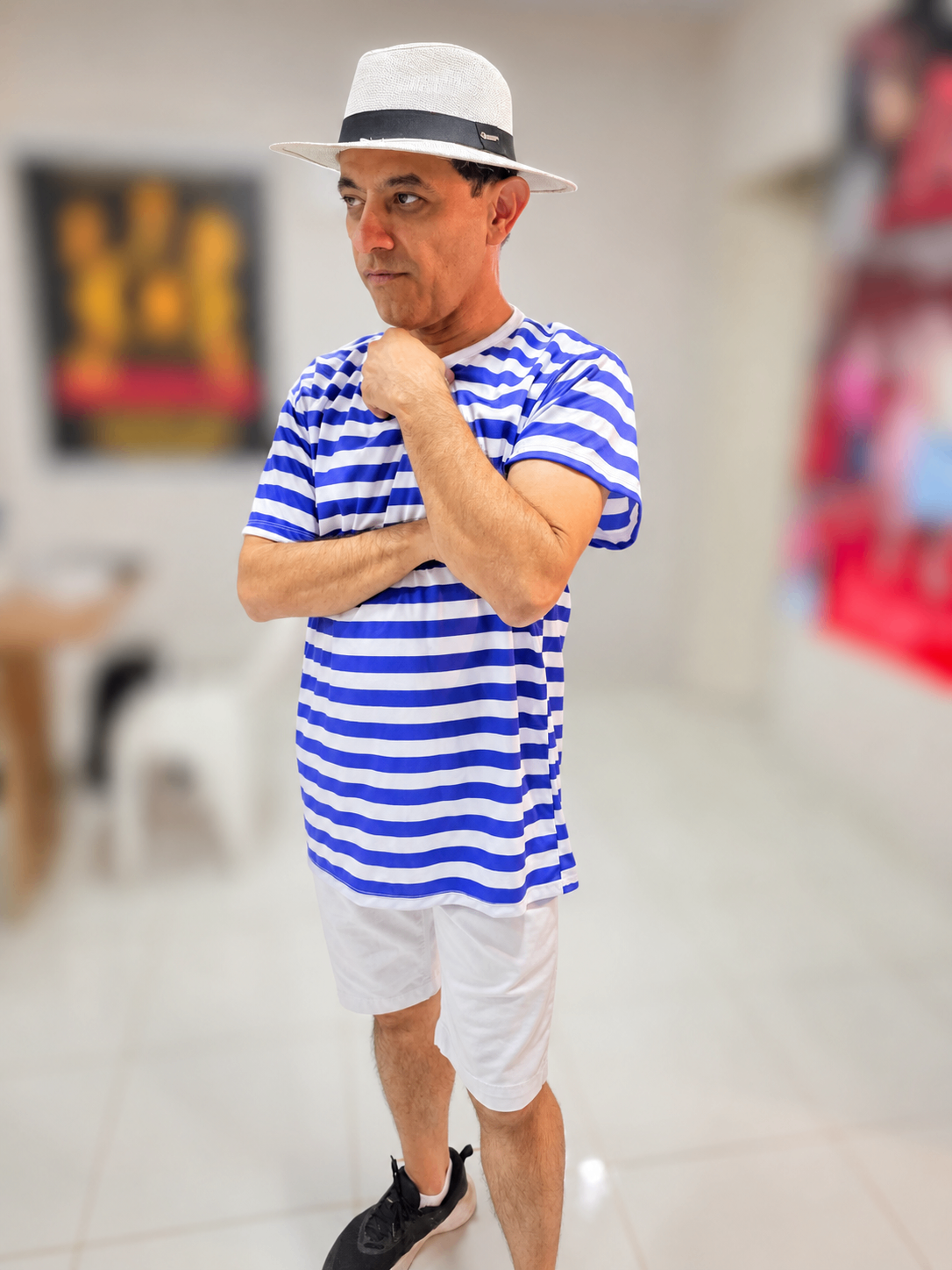 Ator com figurino listrado em preparação de personagem