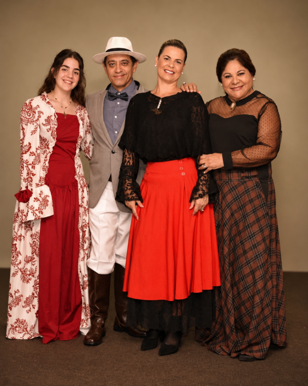 Elenco reunido em retrato de projeto teatral